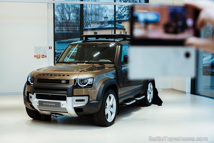 Jaunais Land Rover Defender nodēvēts par vienu no desmitgades nozīmīgākajiem automobiļiem un 16.01.2020. tas ieradies Rīgā uz agrīno pirmizrādi Jaunais Land Rover Defender nodēvēts par vienu no desmitgades nozīmīgākajiem automobiļiem un 16.01.2020. tas ieradies Rīgā uz agrīno pirmizrādi 274870
