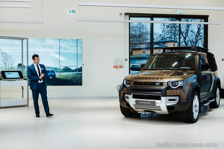 Jaunais Land Rover Defender nodēvēts par vienu no desmitgades nozīmīgākajiem automobiļiem un 16.01.2020. tas ieradies Rīgā uz agrīno pirmizrādi Jaunais Land Rover Defender nodēvēts par vienu no desmitgades nozīmīgākajiem automobiļiem un 16.01.2020. tas ieradies Rīgā uz agrīno pirmizrādi 274871