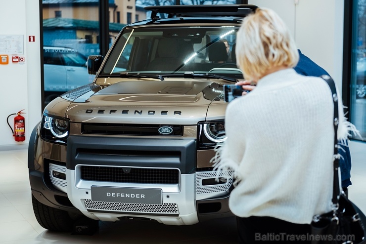 Jaunais Land Rover Defender nodēvēts par vienu no desmitgades nozīmīgākajiem automobiļiem un 16.01.2020. tas ieradies Rīgā uz agrīno pirmizrādi Jaunais Land Rover Defender nodēvēts par vienu no desmitgades nozīmīgākajiem automobiļiem un 16.01.2020. tas ieradies Rīgā uz agrīno pirmizrādi 274872