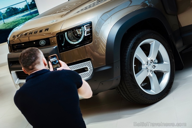 Jaunais Land Rover Defender nodēvēts par vienu no desmitgades nozīmīgākajiem automobiļiem un 16.01.2020. tas ieradies Rīgā uz agrīno pirmizrādi Jaunais Land Rover Defender nodēvēts par vienu no desmitgades nozīmīgākajiem automobiļiem un 16.01.2020. tas ieradies Rīgā uz agrīno pirmizrādi 274874