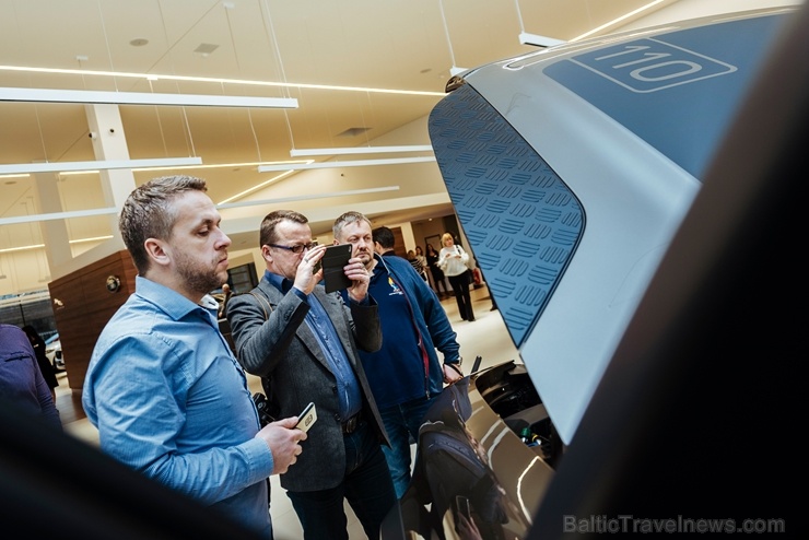 Jaunais Land Rover Defender nodēvēts par vienu no desmitgades nozīmīgākajiem automobiļiem un 16.01.2020. tas ieradies Rīgā uz agrīno pirmizrādi Jaunais Land Rover Defender nodēvēts par vienu no desmitgades nozīmīgākajiem automobiļiem un 16.01.2020. tas ieradies Rīgā uz agrīno pirmizrādi 274876
