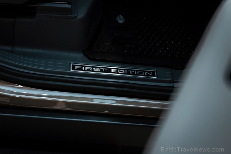 Jaunais Land Rover Defender nodēvēts par vienu no desmitgades nozīmīgākajiem automobiļiem un 16.01.2020. tas ieradies Rīgā uz agrīno pirmizrādi Jaunais Land Rover Defender nodēvēts par vienu no desmitgades nozīmīgākajiem automobiļiem un 16.01.2020. tas ieradies Rīgā uz agrīno pirmizrādi 274877