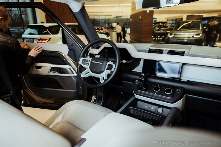 Jaunais Land Rover Defender nodēvēts par vienu no desmitgades nozīmīgākajiem automobiļiem un 16.01.2020. tas ieradies Rīgā uz agrīno pirmizrādi Jaunais Land Rover Defender nodēvēts par vienu no desmitgades nozīmīgākajiem automobiļiem un 16.01.2020. tas ieradies Rīgā uz agrīno pirmizrādi 274878