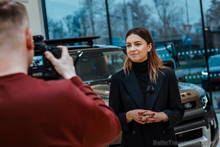 Jaunais Land Rover Defender nodēvēts par vienu no desmitgades nozīmīgākajiem automobiļiem un 16.01.2020. tas ieradies Rīgā uz agrīno pirmizrādi Jaunais Land Rover Defender nodēvēts par vienu no desmitgades nozīmīgākajiem automobiļiem un 16.01.2020. tas ieradies Rīgā uz agrīno pirmizrādi 274879
