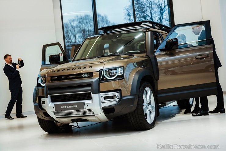 Jaunais Land Rover Defender nodēvēts par vienu no desmitgades nozīmīgākajiem automobiļiem un 16.01.2020. tas ieradies Rīgā uz agrīno pirmizrādi Jaunais Land Rover Defender nodēvēts par vienu no desmitgades nozīmīgākajiem automobiļiem un 16.01.2020. tas ieradies Rīgā uz agrīno pirmizrādi 274880