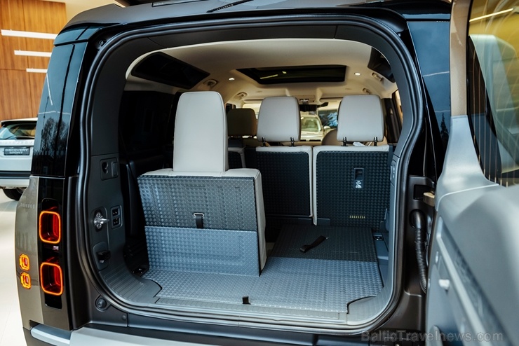 Jaunais Land Rover Defender nodēvēts par vienu no desmitgades nozīmīgākajiem automobiļiem un 16.01.2020. tas ieradies Rīgā uz agrīno pirmizrādi Jaunais Land Rover Defender nodēvēts par vienu no desmitgades nozīmīgākajiem automobiļiem un 16.01.2020. tas ieradies Rīgā uz agrīno pirmizrādi 274881