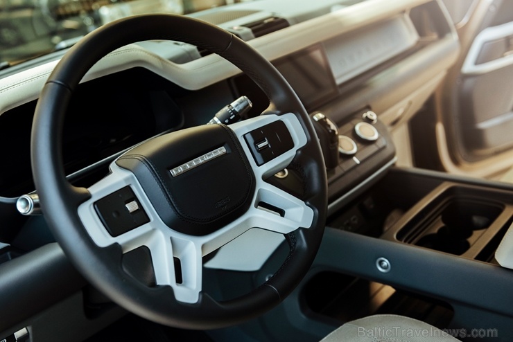 Jaunais Land Rover Defender nodēvēts par vienu no desmitgades nozīmīgākajiem automobiļiem un 16.01.2020. tas ieradies Rīgā uz agrīno pirmizrādi Jaunais Land Rover Defender nodēvēts par vienu no desmitgades nozīmīgākajiem automobiļiem un 16.01.2020. tas ieradies Rīgā uz agrīno pirmizrādi 274884