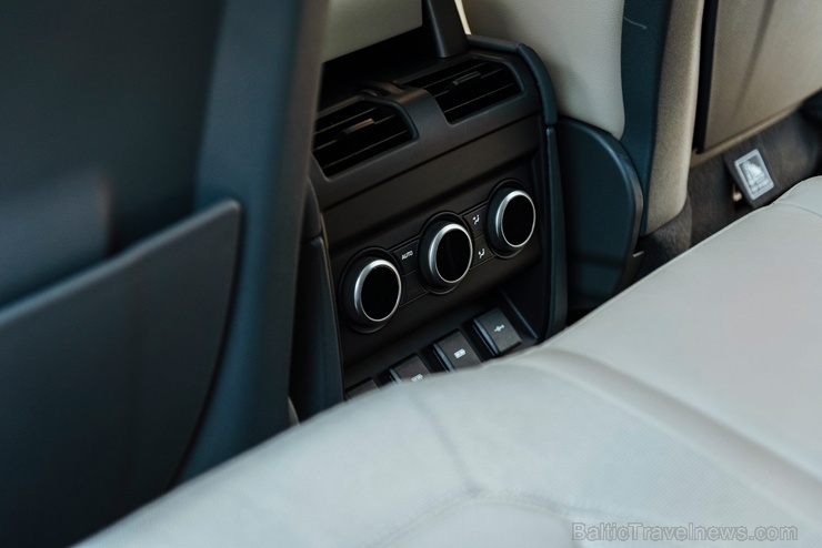 Jaunais Land Rover Defender nodēvēts par vienu no desmitgades nozīmīgākajiem automobiļiem un 16.01.2020. tas ieradies Rīgā uz agrīno pirmizrādi Jaunais Land Rover Defender nodēvēts par vienu no desmitgades nozīmīgākajiem automobiļiem un 16.01.2020. tas ieradies Rīgā uz agrīno pirmizrādi 274886