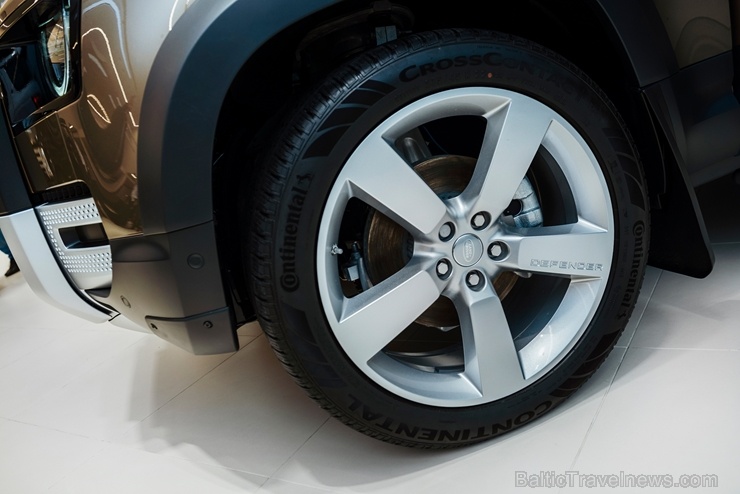 Jaunais Land Rover Defender nodēvēts par vienu no desmitgades nozīmīgākajiem automobiļiem un 16.01.2020. tas ieradies Rīgā uz agrīno pirmizrādi Jaunais Land Rover Defender nodēvēts par vienu no desmitgades nozīmīgākajiem automobiļiem un 16.01.2020. tas ieradies Rīgā uz agrīno pirmizrādi 274889
