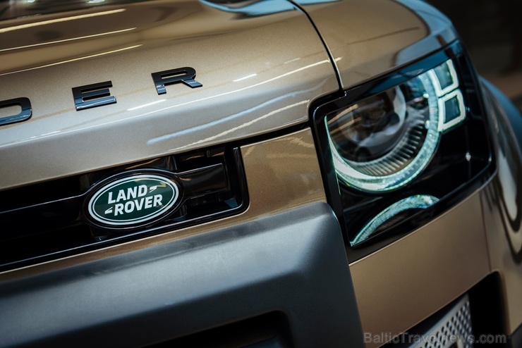 Jaunais Land Rover Defender nodēvēts par vienu no desmitgades nozīmīgākajiem automobiļiem un 16.01.2020. tas ieradies Rīgā uz agrīno pirmizrādi Jaunais Land Rover Defender nodēvēts par vienu no desmitgades nozīmīgākajiem automobiļiem un 16.01.2020. tas ieradies Rīgā uz agrīno pirmizrādi 274890
