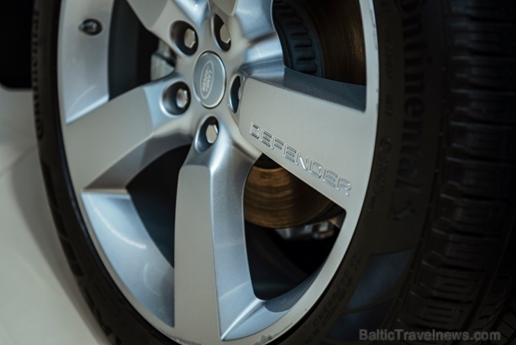 Jaunais Land Rover Defender nodēvēts par vienu no desmitgades nozīmīgākajiem automobiļiem un 16.01.2020. tas ieradies Rīgā uz agrīno pirmizrādi Jaunais Land Rover Defender nodēvēts par vienu no desmitgades nozīmīgākajiem automobiļiem un 16.01.2020. tas ieradies Rīgā uz agrīno pirmizrādi 274892