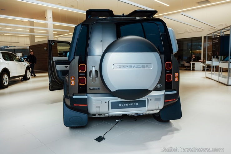 Jaunais Land Rover Defender nodēvēts par vienu no desmitgades nozīmīgākajiem automobiļiem un 16.01.2020. tas ieradies Rīgā uz agrīno pirmizrādi Jaunais Land Rover Defender nodēvēts par vienu no desmitgades nozīmīgākajiem automobiļiem un 16.01.2020. tas ieradies Rīgā uz agrīno pirmizrādi 274894