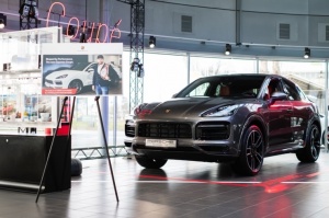 Latvijas un pasaules boksa zvaigznes pa Rīgu pārvietosies ekskluzīvās «Porsche» automašīnās