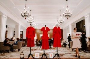 Viesnīcā «Grand Hotel Kempinski Riga» svin ikoniskās zīmola vēstneses «LADY IN RED» 10 gadu jubileju