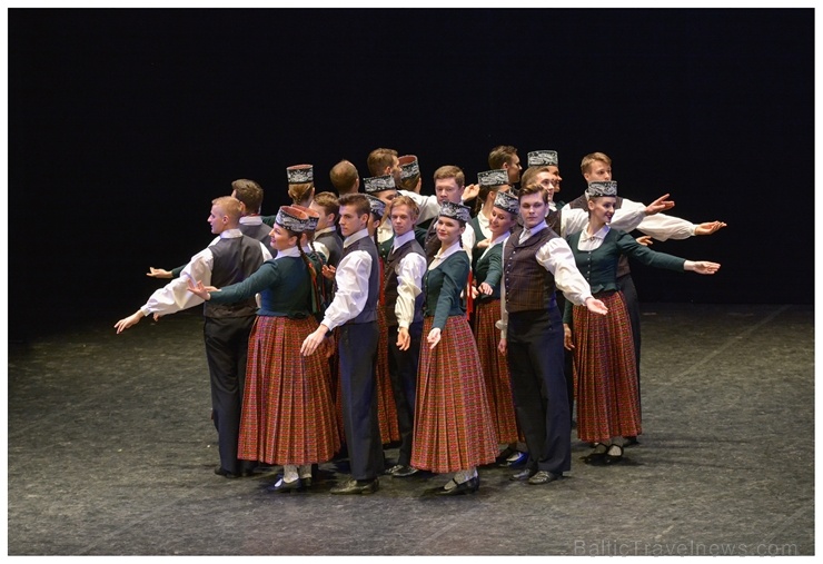 XXII Jaunrades deju konkursa finālā Ogrē 19 horeogrāfi skatītāju un žūrijas vērtējumam nodeva 41 deju, kuru izdejoja 26 kolektīvi XXII Jaunrades deju konkursa finālā Ogrē 19 horeogrāfi skatītāju un žūrijas vērtējumam nodeva 41 deju, kuru izdejoja 26 kolektīvi 275478