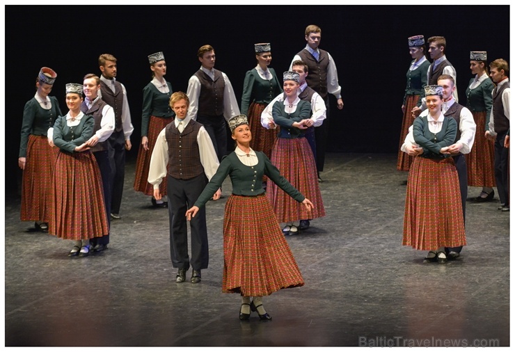 XXII Jaunrades deju konkursa finālā Ogrē 19 horeogrāfi skatītāju un žūrijas vērtējumam nodeva 41 deju, kuru izdejoja 26 kolektīvi XXII Jaunrades deju konkursa finālā Ogrē 19 horeogrāfi skatītāju un žūrijas vērtējumam nodeva 41 deju, kuru izdejoja 26 kolektīvi 275479