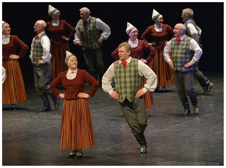 XXII Jaunrades deju konkursa finālā Ogrē 19 horeogrāfi skatītāju un žūrijas vērtējumam nodeva 41 deju, kuru izdejoja 26 kolektīvi XXII Jaunrades deju konkursa finālā Ogrē 19 horeogrāfi skatītāju un žūrijas vērtējumam nodeva 41 deju, kuru izdejoja 26 kolektīvi 275481