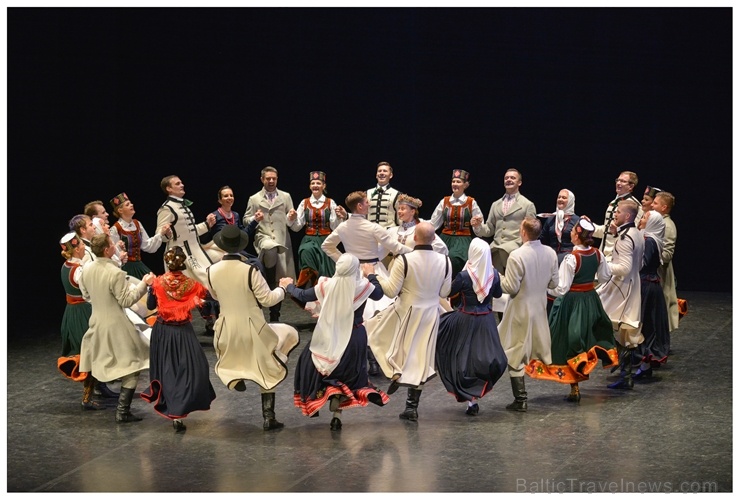 XXII Jaunrades deju konkursa finālā Ogrē 19 horeogrāfi skatītāju un žūrijas vērtējumam nodeva 41 deju, kuru izdejoja 26 kolektīvi XXII Jaunrades deju konkursa finālā Ogrē 19 horeogrāfi skatītāju un žūrijas vērtējumam nodeva 41 deju, kuru izdejoja 26 kolektīvi 275487