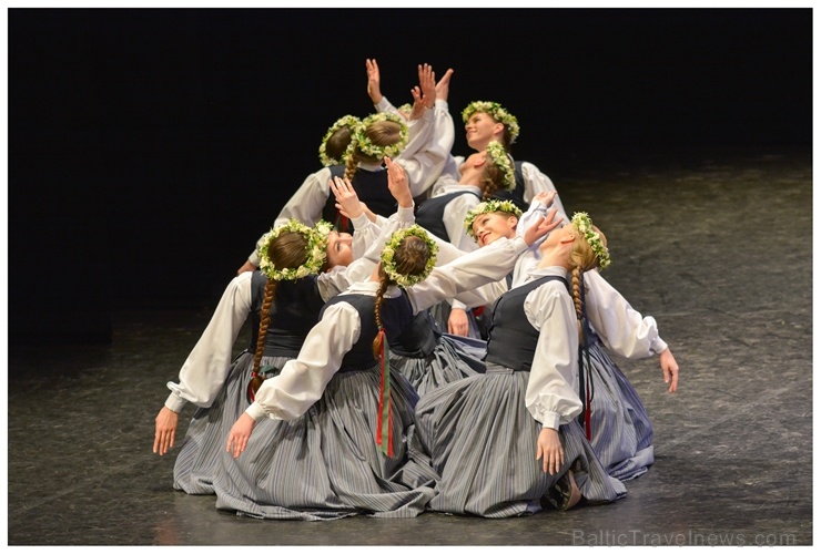 XXII Jaunrades deju konkursa finālā Ogrē 19 horeogrāfi skatītāju un žūrijas vērtējumam nodeva 41 deju, kuru izdejoja 26 kolektīvi XXII Jaunrades deju konkursa finālā Ogrē 19 horeogrāfi skatītāju un žūrijas vērtējumam nodeva 41 deju, kuru izdejoja 26 kolektīvi 275488