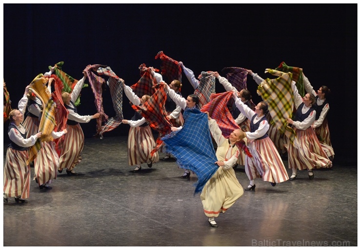 XXII Jaunrades deju konkursa finālā Ogrē 19 horeogrāfi skatītāju un žūrijas vērtējumam nodeva 41 deju, kuru izdejoja 26 kolektīvi XXII Jaunrades deju konkursa finālā Ogrē 19 horeogrāfi skatītāju un žūrijas vērtējumam nodeva 41 deju, kuru izdejoja 26 kolektīvi 275494