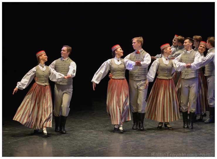 XXII Jaunrades deju konkursa finālā Ogrē 19 horeogrāfi skatītāju un žūrijas vērtējumam nodeva 41 deju, kuru izdejoja 26 kolektīvi XXII Jaunrades deju konkursa finālā Ogrē 19 horeogrāfi skatītāju un žūrijas vērtējumam nodeva 41 deju, kuru izdejoja 26 kolektīvi 275500