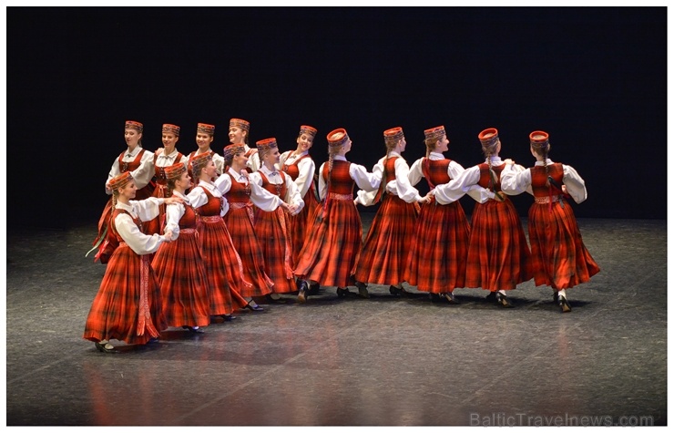 XXII Jaunrades deju konkursa finālā Ogrē 19 horeogrāfi skatītāju un žūrijas vērtējumam nodeva 41 deju, kuru izdejoja 26 kolektīvi XXII Jaunrades deju konkursa finālā Ogrē 19 horeogrāfi skatītāju un žūrijas vērtējumam nodeva 41 deju, kuru izdejoja 26 kolektīvi 275501