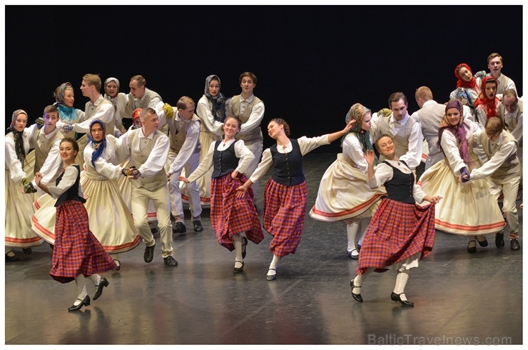 XXII Jaunrades deju konkursa finālā Ogrē 19 horeogrāfi skatītāju un žūrijas vērtējumam nodeva 41 deju, kuru izdejoja 26 kolektīvi XXII Jaunrades deju konkursa finālā Ogrē 19 horeogrāfi skatītāju un žūrijas vērtējumam nodeva 41 deju, kuru izdejoja 26 kolektīvi 275504