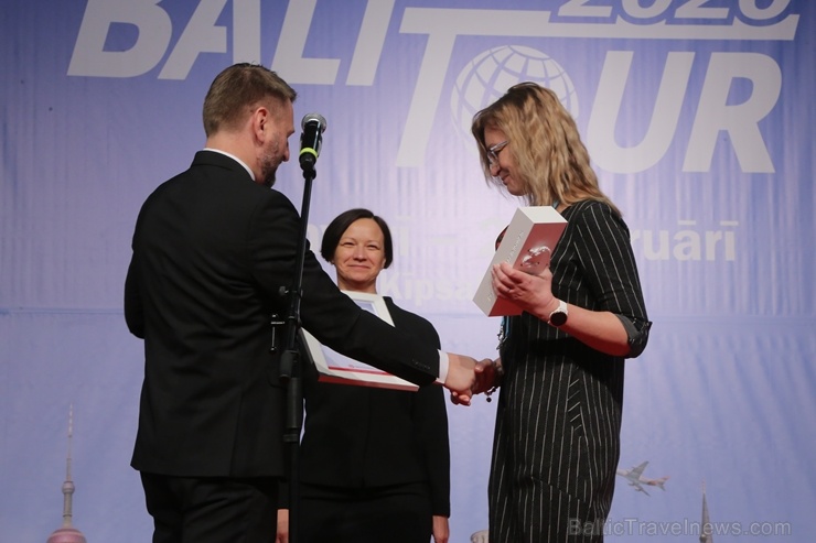 Sveicam «GADA CILVĒKS TŪRISMĀ 2019» laureātus tūrisma izstādē «Balttour 2020». Foto: Rojs Maizītis Sveicam «GADA CILVĒKS TŪRISMĀ 2019» laureātus tūrisma izstādē «Balttour 2020». Foto: Rojs Maizītis 275811