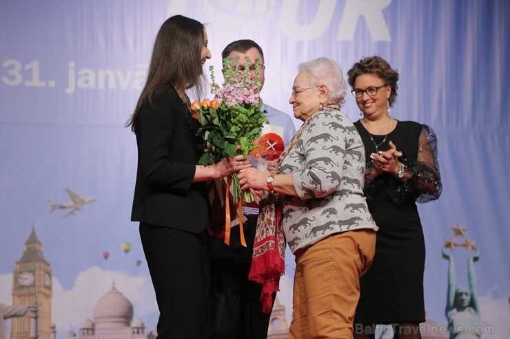 Sveicam «GADA CILVĒKS TŪRISMĀ 2019» laureātus tūrisma izstādē «Balttour 2020». Foto: Rojs Maizītis Sveicam «GADA CILVĒKS TŪRISMĀ 2019» laureātus tūrisma izstādē «Balttour 2020». Foto: Rojs Maizītis 275816
