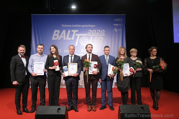 Sveicam «GADA CILVĒKS TŪRISMĀ 2019» laureātus tūrisma izstādē «Balttour 2020». Foto: Rojs Maizītis Sveicam «GADA CILVĒKS TŪRISMĀ 2019» laureātus tūrisma izstādē «Balttour 2020». Foto: Rojs Maizītis 275830