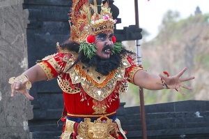 Travelnews.lv apmeklē Bali teātra izrādi par noslēpumaino zelta briedi