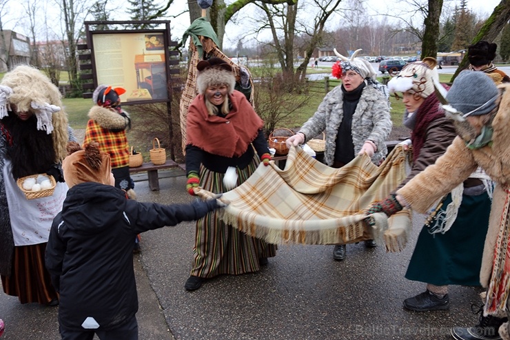 Turaidas muzejrezervātā lustīgi svin latviešu gadskārtu svētkus – Meteņus, iezīmējot zemnieku jaunā gada sākumu un simboliski metot gadskārtu metus uz Turaidas muzejrezervātā lustīgi svin latviešu gadskārtu svētkus – Meteņus, iezīmējot zemnieku jaunā gada sākumu un simboliski metot gadskārtu metus uz 277044