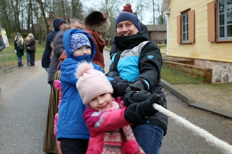 Turaidas muzejrezervātā lustīgi svin latviešu gadskārtu svētkus – Meteņus, iezīmējot zemnieku jaunā gada sākumu un simboliski metot gadskārtu metus uz Turaidas muzejrezervātā lustīgi svin latviešu gadskārtu svētkus – Meteņus, iezīmējot zemnieku jaunā gada sākumu un simboliski metot gadskārtu metus uz 277045