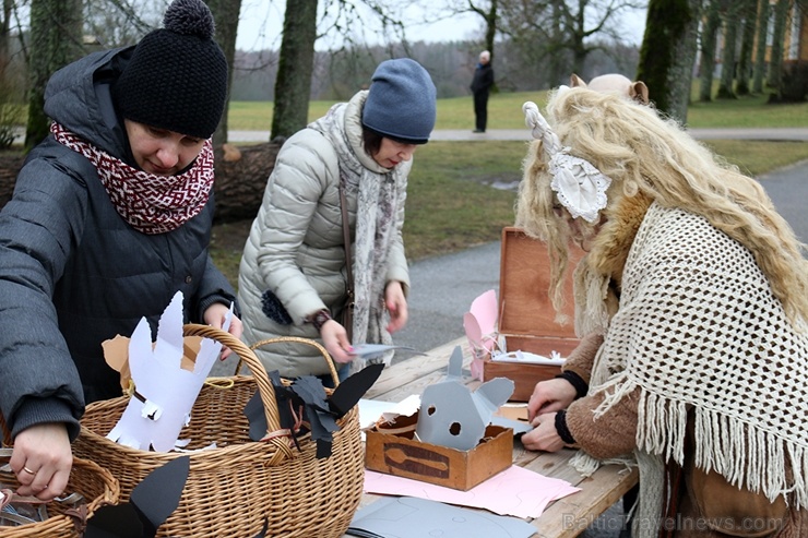 Turaidas muzejrezervātā lustīgi svin latviešu gadskārtu svētkus – Meteņus, iezīmējot zemnieku jaunā gada sākumu un simboliski metot gadskārtu metus uz Turaidas muzejrezervātā lustīgi svin latviešu gadskārtu svētkus – Meteņus, iezīmējot zemnieku jaunā gada sākumu un simboliski metot gadskārtu metus uz 277048