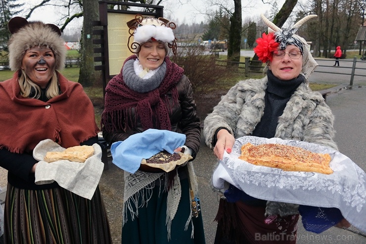 Turaidas muzejrezervātā lustīgi svin latviešu gadskārtu svētkus – Meteņus, iezīmējot zemnieku jaunā gada sākumu un simboliski metot gadskārtu metus uz Turaidas muzejrezervātā lustīgi svin latviešu gadskārtu svētkus – Meteņus, iezīmējot zemnieku jaunā gada sākumu un simboliski metot gadskārtu metus uz 277053