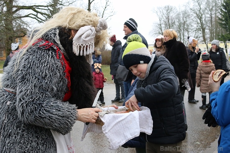 Turaidas muzejrezervātā lustīgi svin latviešu gadskārtu svētkus – Meteņus, iezīmējot zemnieku jaunā gada sākumu un simboliski metot gadskārtu metus uz Turaidas muzejrezervātā lustīgi svin latviešu gadskārtu svētkus – Meteņus, iezīmējot zemnieku jaunā gada sākumu un simboliski metot gadskārtu metus uz 277057