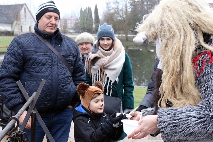 Turaidas muzejrezervātā lustīgi svin latviešu gadskārtu svētkus – Meteņus, iezīmējot zemnieku jaunā gada sākumu un simboliski metot gadskārtu metus uz Turaidas muzejrezervātā lustīgi svin latviešu gadskārtu svētkus – Meteņus, iezīmējot zemnieku jaunā gada sākumu un simboliski metot gadskārtu metus uz 277059