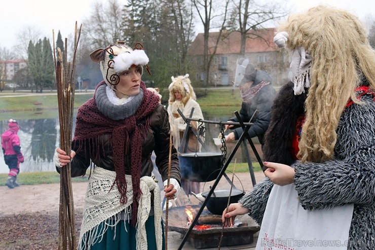 Turaidas muzejrezervātā lustīgi svin latviešu gadskārtu svētkus – Meteņus, iezīmējot zemnieku jaunā gada sākumu un simboliski metot gadskārtu metus uz Turaidas muzejrezervātā lustīgi svin latviešu gadskārtu svētkus – Meteņus, iezīmējot zemnieku jaunā gada sākumu un simboliski metot gadskārtu metus uz 277068