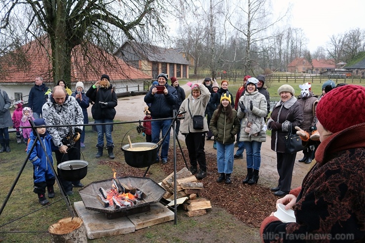 Turaidas muzejrezervātā lustīgi svin latviešu gadskārtu svētkus – Meteņus, iezīmējot zemnieku jaunā gada sākumu un simboliski metot gadskārtu metus uz Turaidas muzejrezervātā lustīgi svin latviešu gadskārtu svētkus – Meteņus, iezīmējot zemnieku jaunā gada sākumu un simboliski metot gadskārtu metus uz 277069