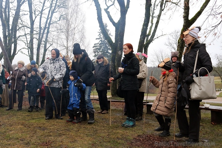 Turaidas muzejrezervātā lustīgi svin latviešu gadskārtu svētkus – Meteņus, iezīmējot zemnieku jaunā gada sākumu un simboliski metot gadskārtu metus uz Turaidas muzejrezervātā lustīgi svin latviešu gadskārtu svētkus – Meteņus, iezīmējot zemnieku jaunā gada sākumu un simboliski metot gadskārtu metus uz 277071