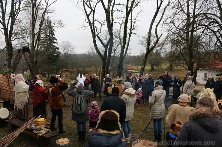 Turaidas muzejrezervātā lustīgi svin latviešu gadskārtu svētkus – Meteņus, iezīmējot zemnieku jaunā gada sākumu un simboliski metot gadskārtu metus uz Turaidas muzejrezervātā lustīgi svin latviešu gadskārtu svētkus – Meteņus, iezīmējot zemnieku jaunā gada sākumu un simboliski metot gadskārtu metus uz 277074