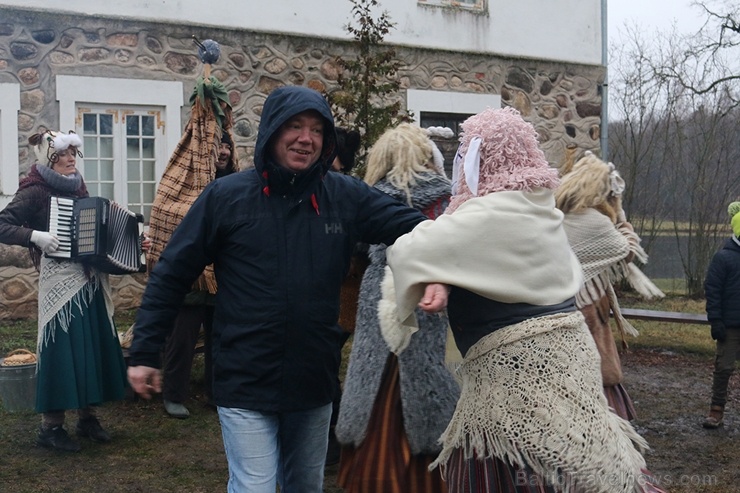Turaidas muzejrezervātā lustīgi svin latviešu gadskārtu svētkus – Meteņus, iezīmējot zemnieku jaunā gada sākumu un simboliski metot gadskārtu metus uz Turaidas muzejrezervātā lustīgi svin latviešu gadskārtu svētkus – Meteņus, iezīmējot zemnieku jaunā gada sākumu un simboliski metot gadskārtu metus uz 277080