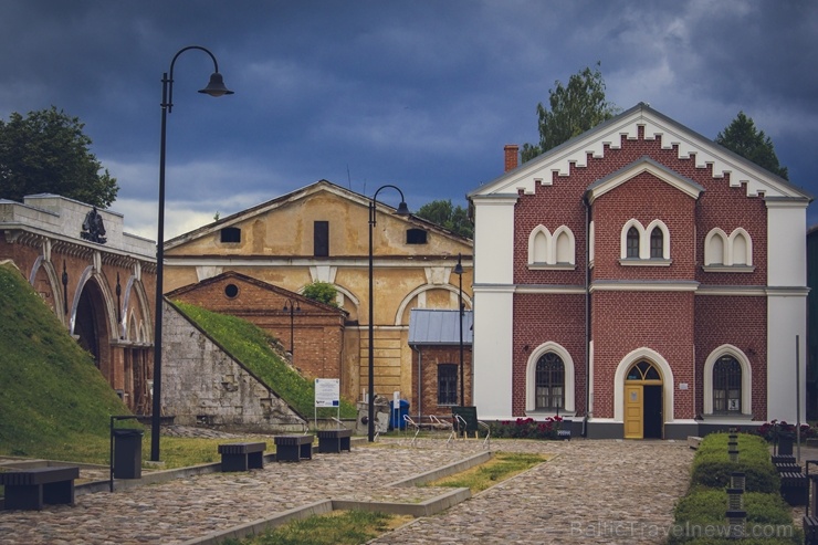 Daugavpils cietoksnis ir unikāls valsts nozīmes arhitektūras un kultūrvēstures piemineklis, mūsdienās tas ir arī viens no Latgales populārākajiem eksk Daugavpils cietoksnis ir unikāls valsts nozīmes arhitektūras un kultūrvēstures piemineklis, mūsdienās tas ir arī viens no Latgales populārākajiem eksk 277380