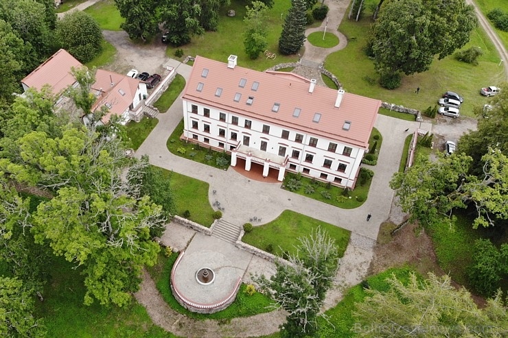 Kurzemē tūristiem ir pieejama nakšņošanai un svinībām grezna muiža - «Lielvirbu muiža». Foto: Reinis Brūvelis Kurzemē tūristiem ir pieejama nakšņošanai un svinībām grezna muiža - «Lielvirbu muiža». Foto: Reinis Brūvelis 277739