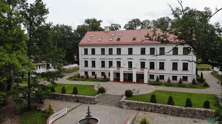 Kurzemē tūristiem ir pieejama nakšņošanai un svinībām grezna muiža - «Lielvirbu muiža». Foto: Reinis Brūvelis Kurzemē tūristiem ir pieejama nakšņošanai un svinībām grezna muiža - «Lielvirbu muiža». Foto: Reinis Brūvelis 277740