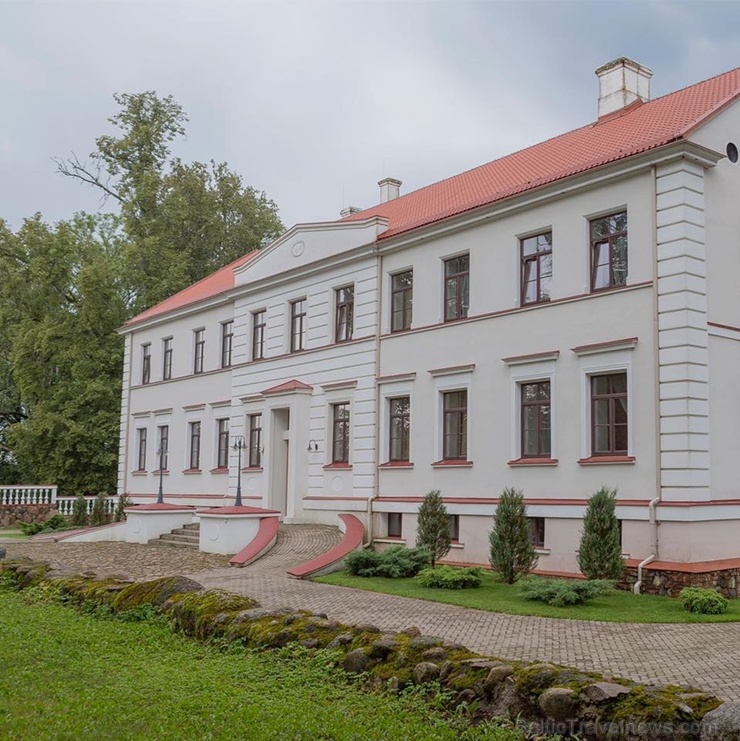 Kurzemē tūristiem ir pieejama nakšņošanai un svinībām grezna muiža - «Lielvirbu muiža». Foto: Reinis Brūvelis Kurzemē tūristiem ir pieejama nakšņošanai un svinībām grezna muiža - «Lielvirbu muiža». Foto: Reinis Brūvelis 277741