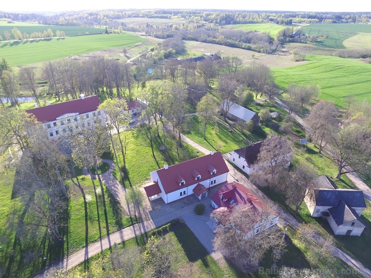 Kurzemē tūristiem ir pieejama nakšņošanai un svinībām grezna muiža - «Lielvirbu muiža». Foto: Reinis Brūvelis Kurzemē tūristiem ir pieejama nakšņošanai un svinībām grezna muiža - «Lielvirbu muiža». Foto: Reinis Brūvelis 277745