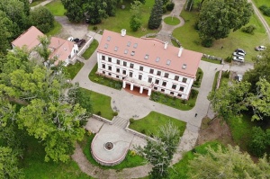 Tūristiem Kurzemē durvis ver greznā «Lielvirbu muiža» ar nakšņošanas un svinību iespējām