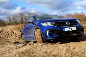 Travelnews.lv ar 300 zirgspēku jaudīgu «VW T-Roc R» apceļo Latviju