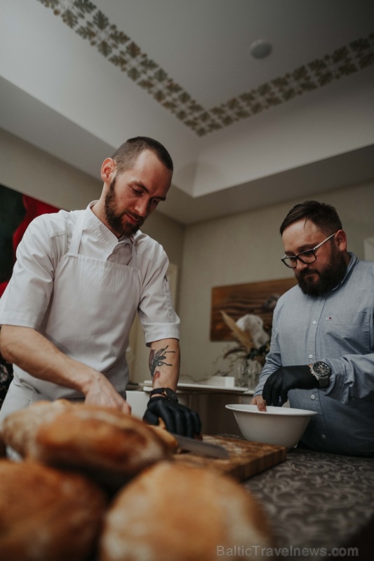 Skrundas muižā šefpavārs Raivo Žanis Behmanis 29.02.2020 rīko autorvakariņas «Jaunatklāj Kurzemes garšu». Foto: Skrundasmuiza.lv Skrundas muižā šefpavārs Raivo Žanis Behmanis 29.02.2020 rīko autorvakariņas «Jaunatklāj Kurzemes garšu». Foto: Skrundasmuiza.lv 278974